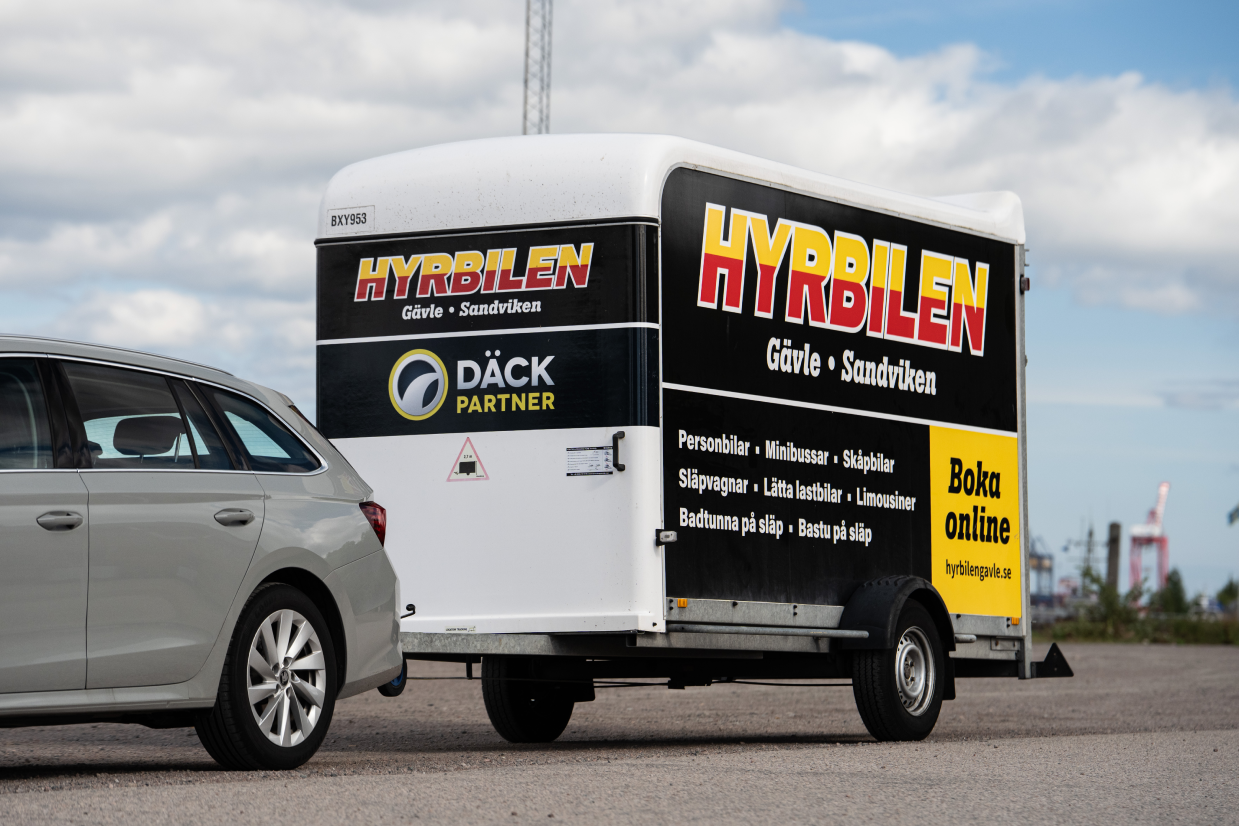Bil med släpvagn.