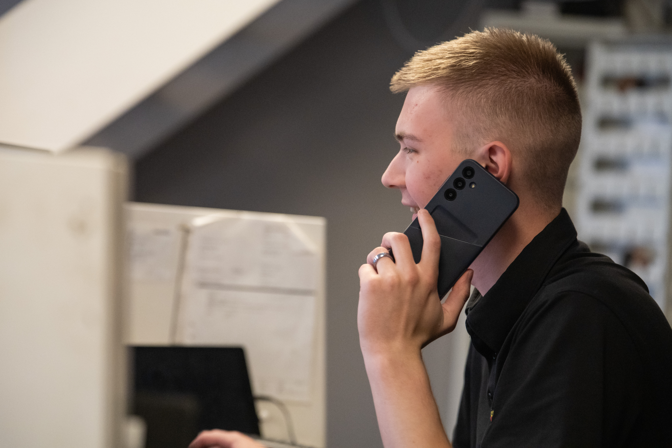 Man på kontor svarar i telefon.